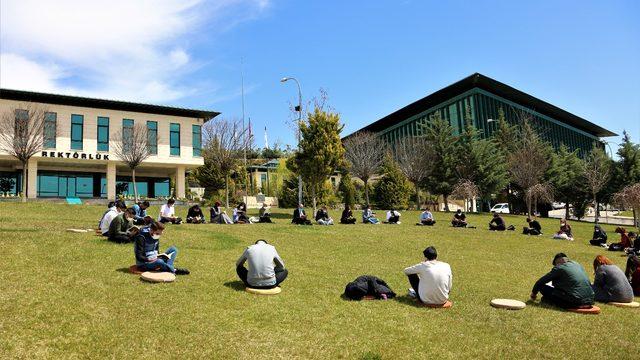 Rektör Dereli gençlerle birlikte açık havada kitap okudu