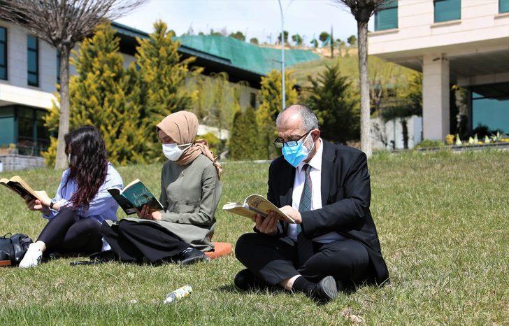 Rektör Dereli gençlerle birlikte açık havada kitap okudu G2