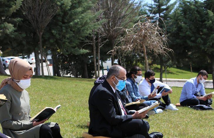 Rektör Dereli gençlerle birlikte açık havada kitap okudu G3