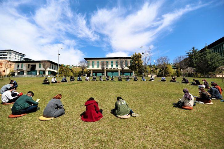 Rektör Dereli gençlerle birlikte açık havada kitap okudu G4