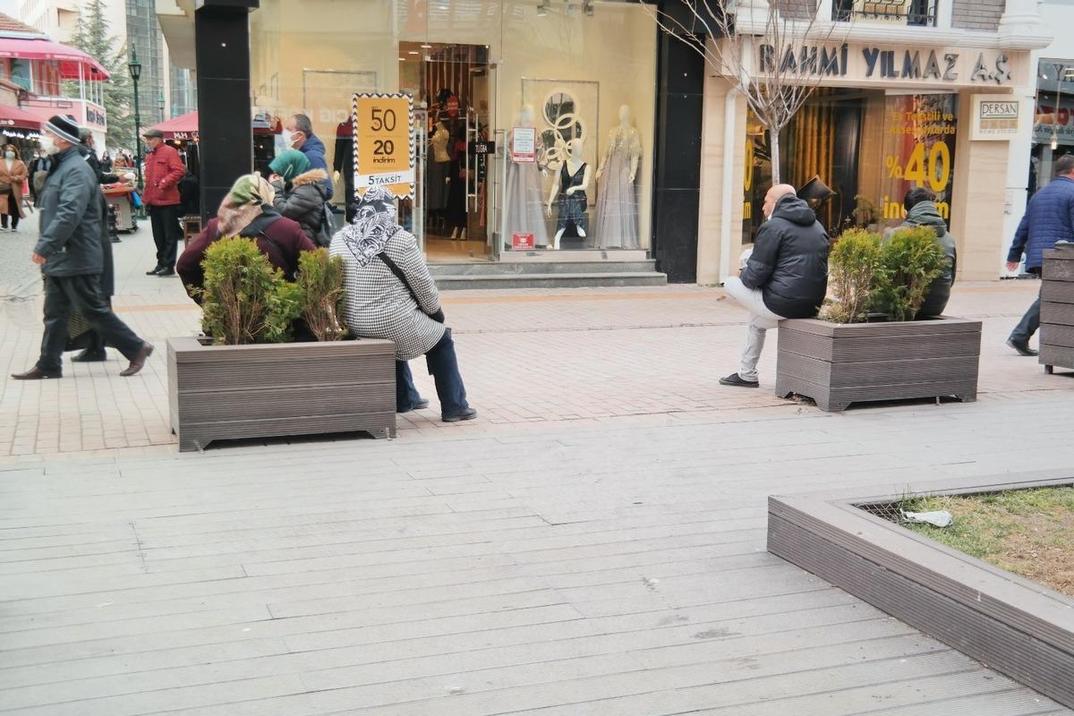 Banklar kapatıldı, saksılar a&ccedil;ıldı