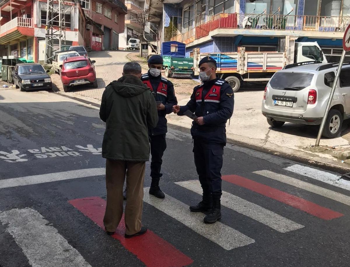 Jandarma, s&uuml;r&uuml;c&uuml;leri hem uyarıyor hem bilgilendiriyor