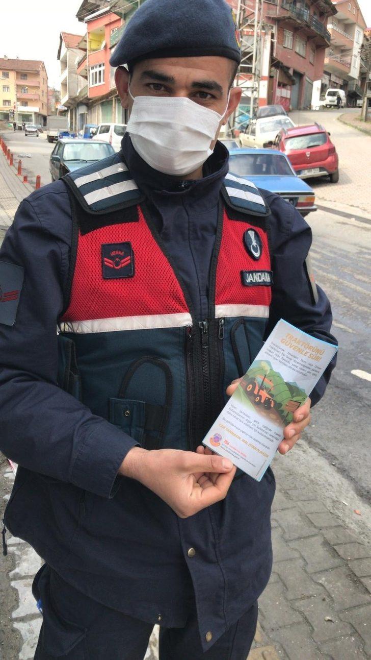 Jandarma, sürücüleri hem uyarıyor hem bilgilendiriyor G4