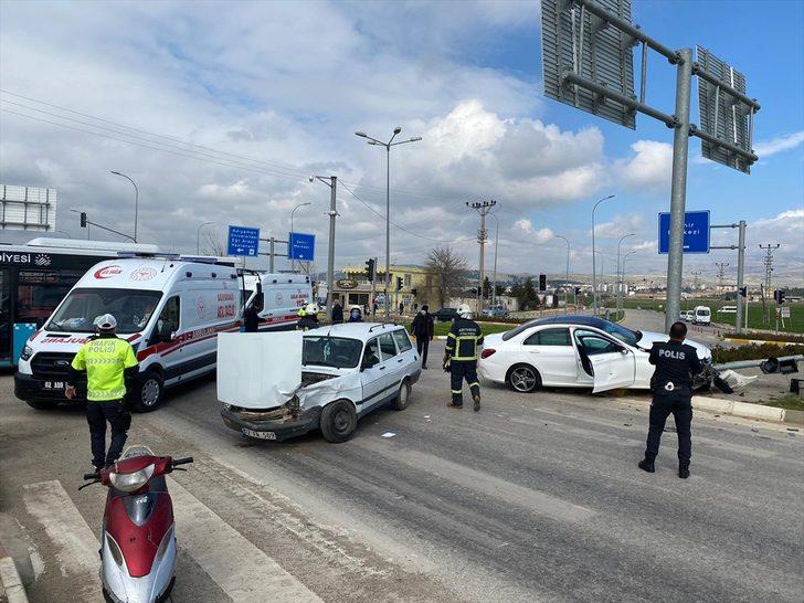 Adıyaman'da iki otomobil çarpıştı: 4 yaralı G1