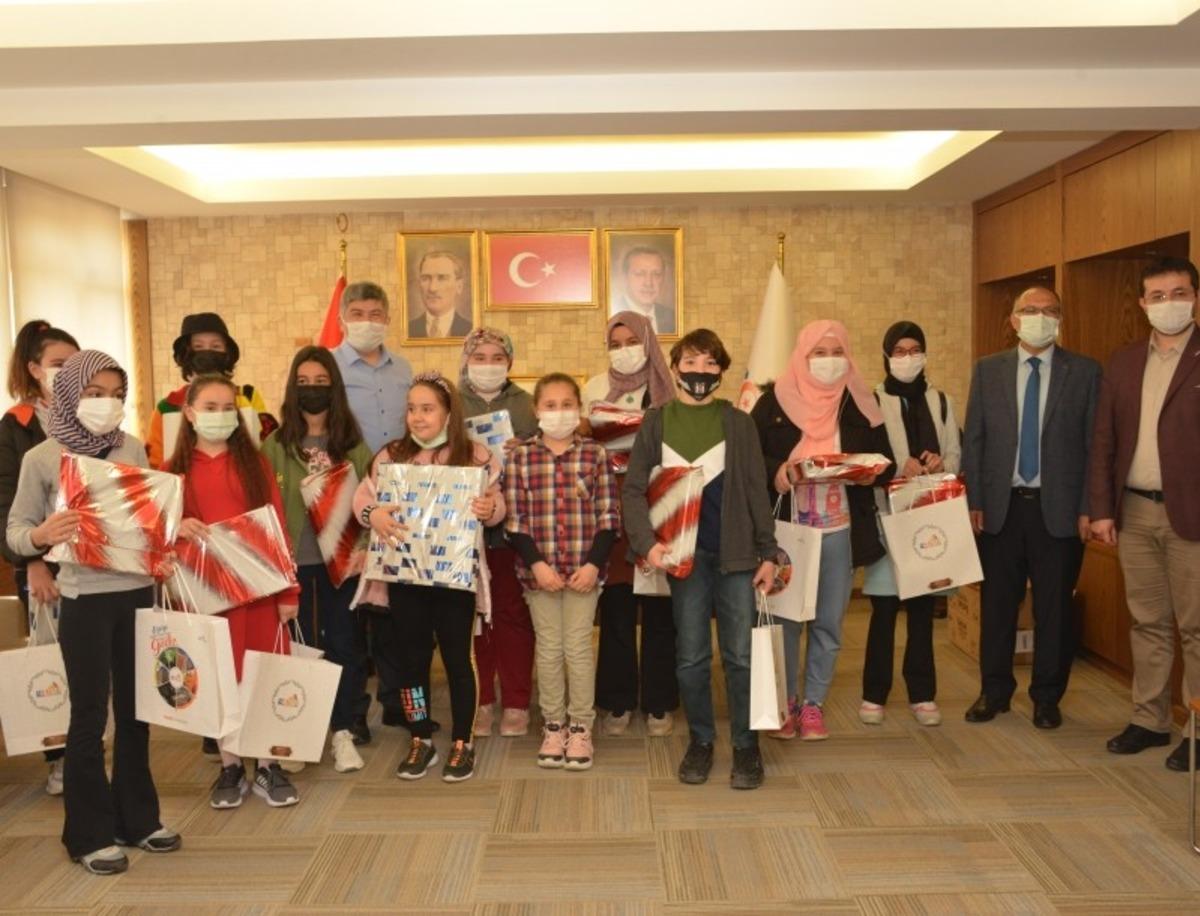 Başkan Ak&ccedil;adurak, dereceye giren &ouml;ğrencilerle bir araya geldi