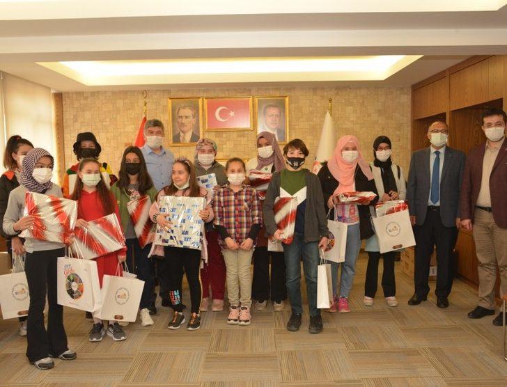 Başkan Akçadurak, dereceye giren öğrencilerle bir araya geldi G1