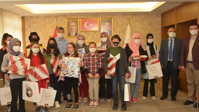 Başkan Akçadurak, dereceye giren öğrencilerle bir araya geldi