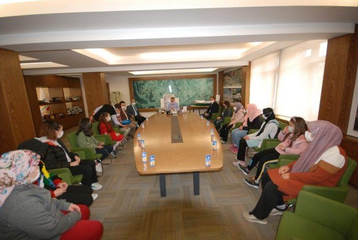 Başkan Akçadurak, dereceye giren öğrencilerle bir araya geldi G2