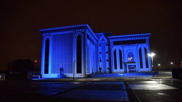 Kartepe Belediyesi otizme mavi ışık yaktı