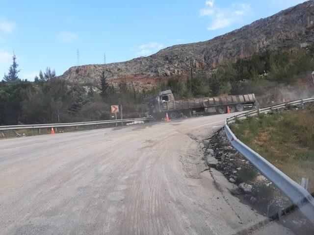 Bozyazı’da seyir halindeki tır alev topuna döndü