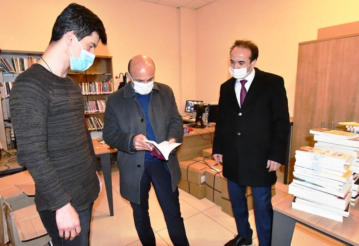 K&uuml;t&uuml;phanede anlamlı buluşma