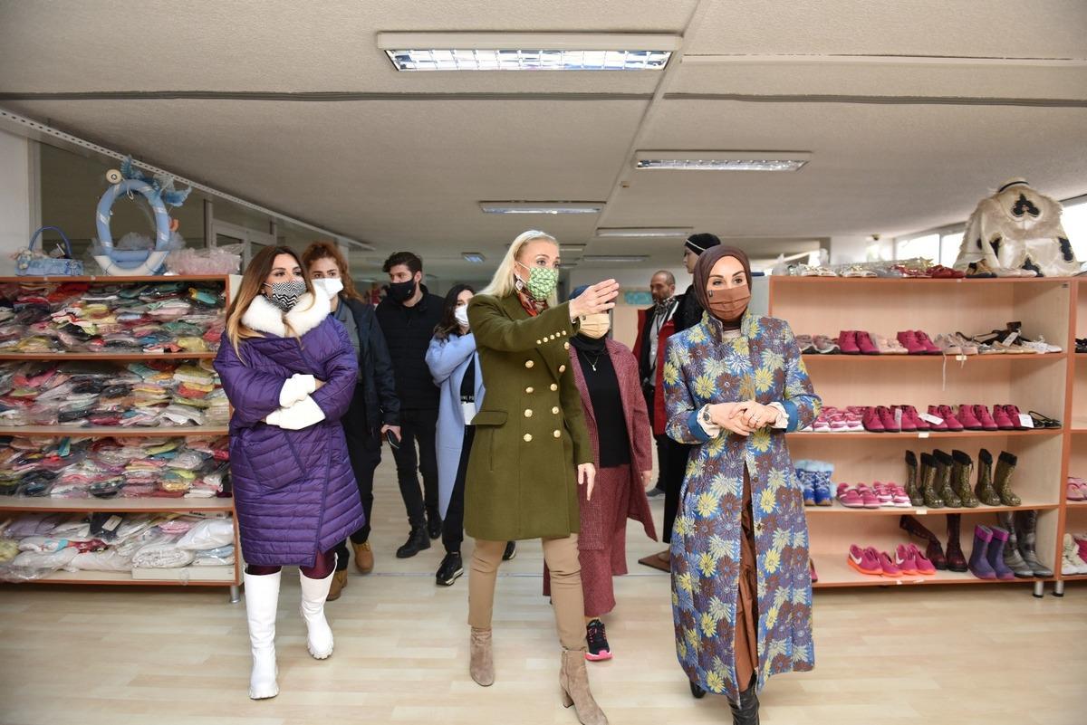 Pervin Ersoy G&ouml;n&uuml;l Elleri &Ccedil;arşısı&rsquo;nı ziyaret etti