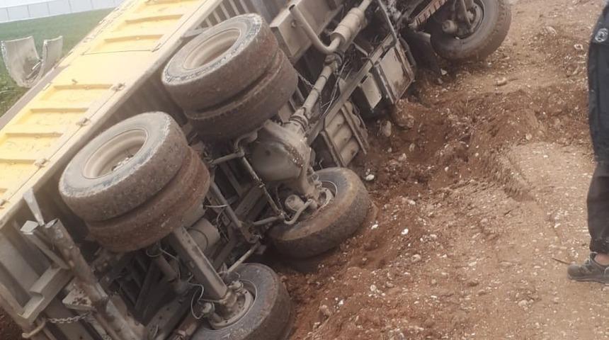 Toprak y&uuml;kl&uuml; kamyon yoldan &ccedil;ıkıp devrildi