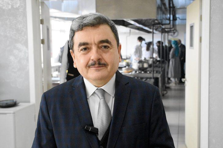 Uluslararası öğrenciler özlem duydukları "anne yemekleri" için arkadaşlarıyla mutfağa girdi G1