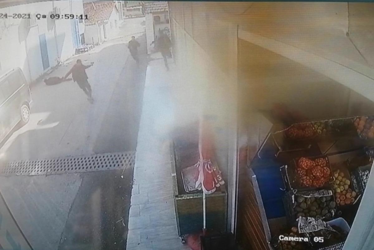 (&Ouml;zel) Silahlı sopalı kavga g&uuml;venlik kamerasında