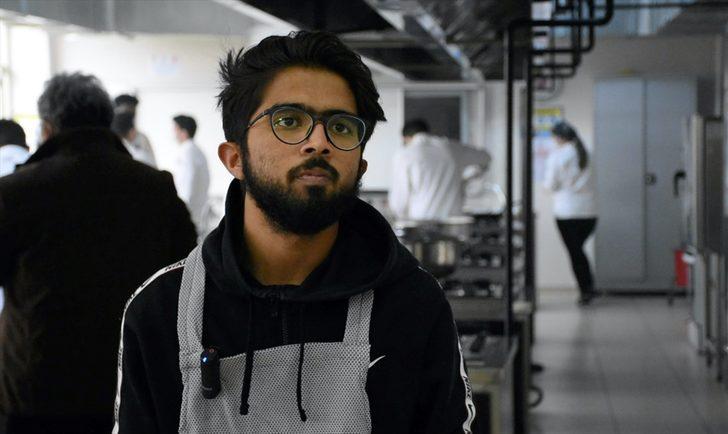 Uluslararası öğrenciler özlem duydukları "anne yemekleri" için arkadaşlarıyla mutfağa girdi G3