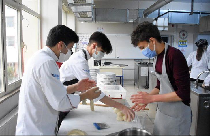 Uluslararası öğrenciler özlem duydukları "anne yemekleri" için arkadaşlarıyla mutfağa girdi G4