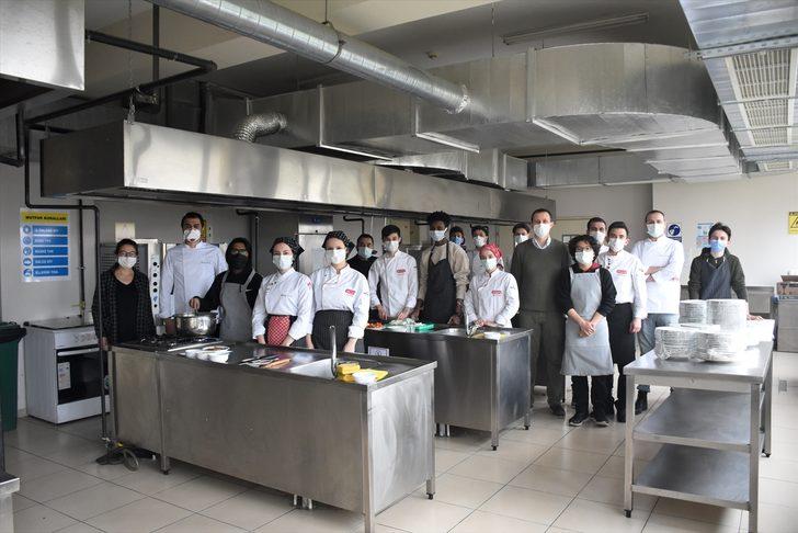 Uluslararası öğrenciler özlem duydukları "anne yemekleri" için arkadaşlarıyla mutfağa girdi G5