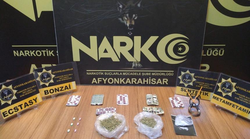 Polisi g&ouml;r&uuml;nce uyuşturucu maddeleri yola attılar