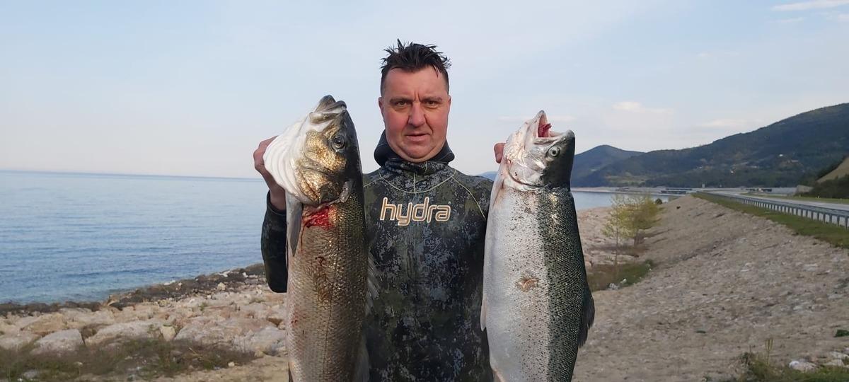 Zıpkınla 5&rsquo;er kiloluk levrek ve somon avladı