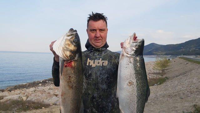 Zıpkınla 5’er kiloluk levrek ve somon avladı