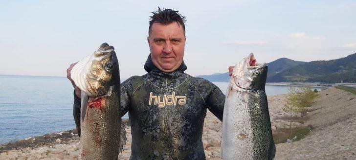 Zıpkınla 5’er kiloluk levrek ve somon avladı G2