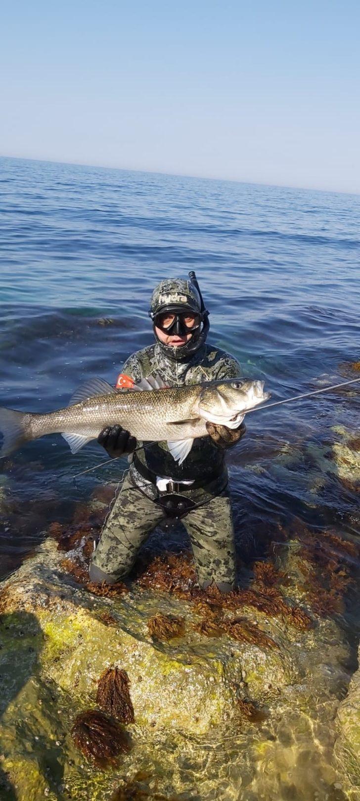 Zıpkınla 5’er kiloluk levrek ve somon avladı G4