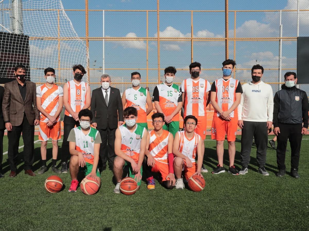 Beyazg&uuml;l gen&ccedil; sporcularla bir araya geldi