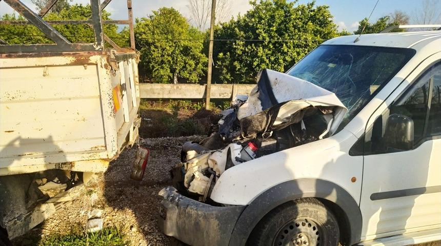 Adana'da hafif ticari araç ile kamyonetin çarpıştığı kazada yaralanan kadın hayatını kaybetti