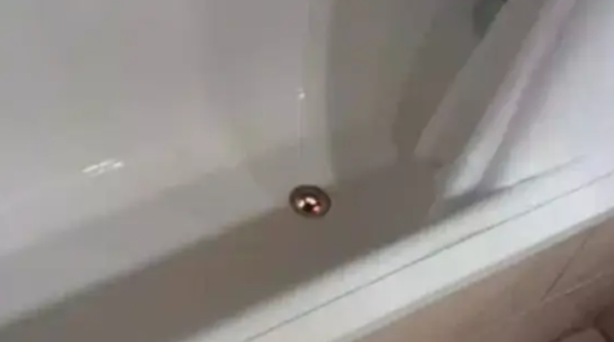 Banyo giderinden gelen 'gizemli ışık' paniği! 'Cehenneme a&ccedil;ılan bir kapı' 