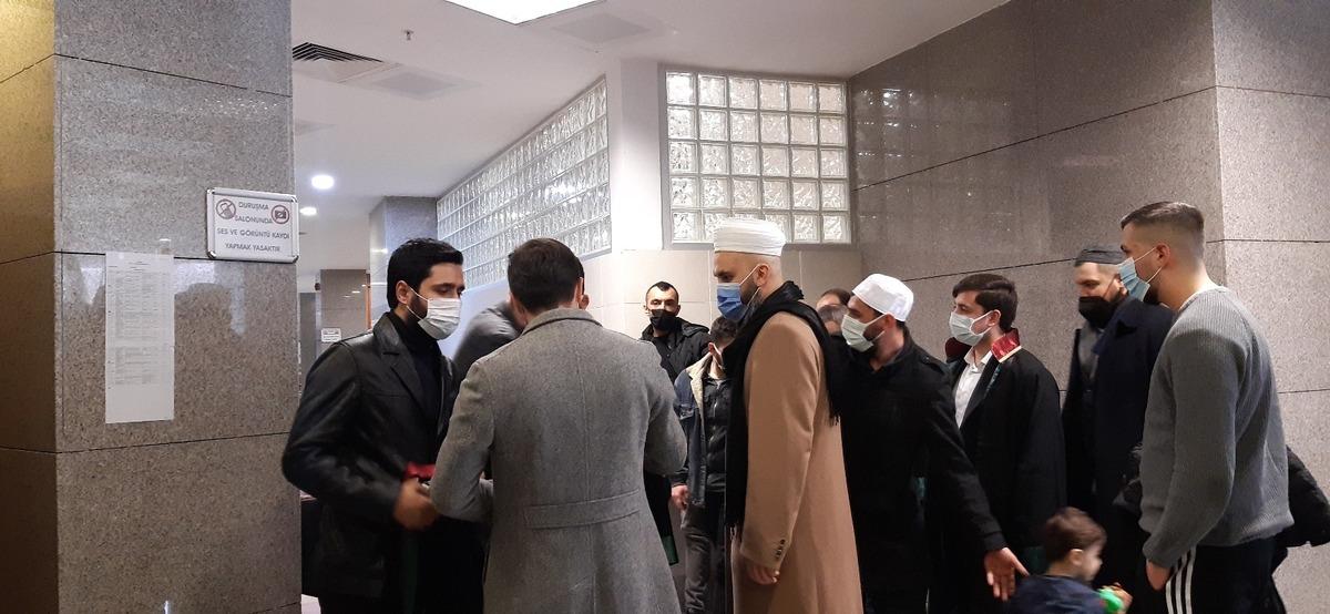 &Ccedil;arşaflı kadınların fotoğrafını sosyal medyada paylaşan doktora hakaret eden sanıklara beraat