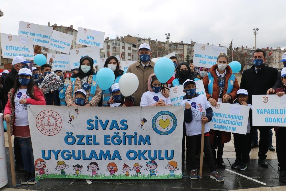 Sivas&rsquo;ta 2 Nisan D&uuml;nya Otizm Farkındalık G&uuml;n&uuml; dolayısıyla kurulan standı Vali Salih Ayhan ziyaret etti
