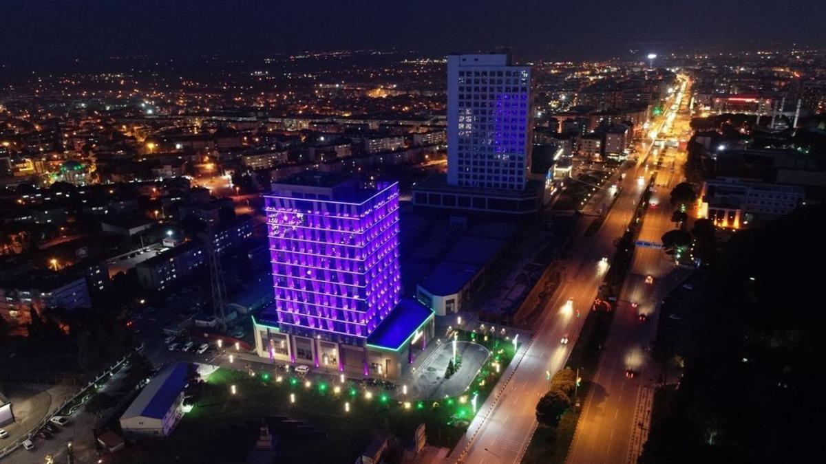 Manisa B&uuml;y&uuml;kşehir Belediyesi otizm i&ccedil;in &lsquo;Mavi Işık&rsquo; yaktı