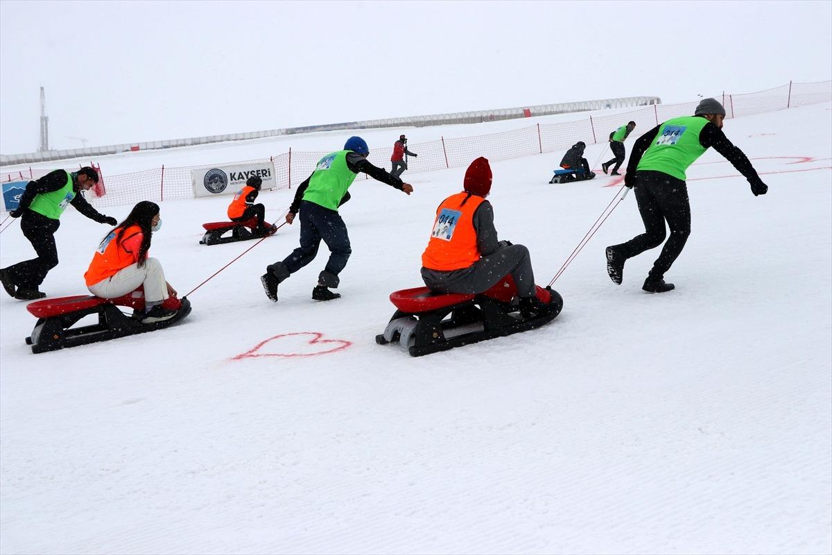 Erciyes'te "Artık &ccedil;ekilmez oldun" sloganıyla eşler arası kızak yarışması yapıldı