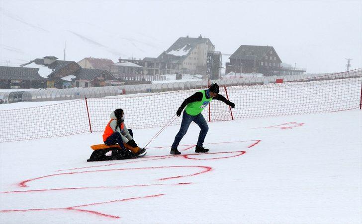 Erciyes'te "Artık çekilmez oldun" sloganıyla eşler arası kızak yarışması yapıldı G3