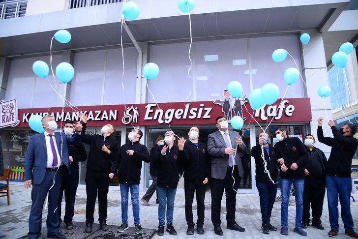 Mavi balonlar farkındalık için havalandı G1