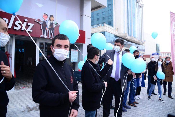 Mavi balonlar farkındalık için havalandı G2