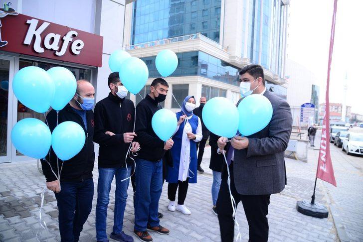 Mavi balonlar farkındalık için havalandı G3