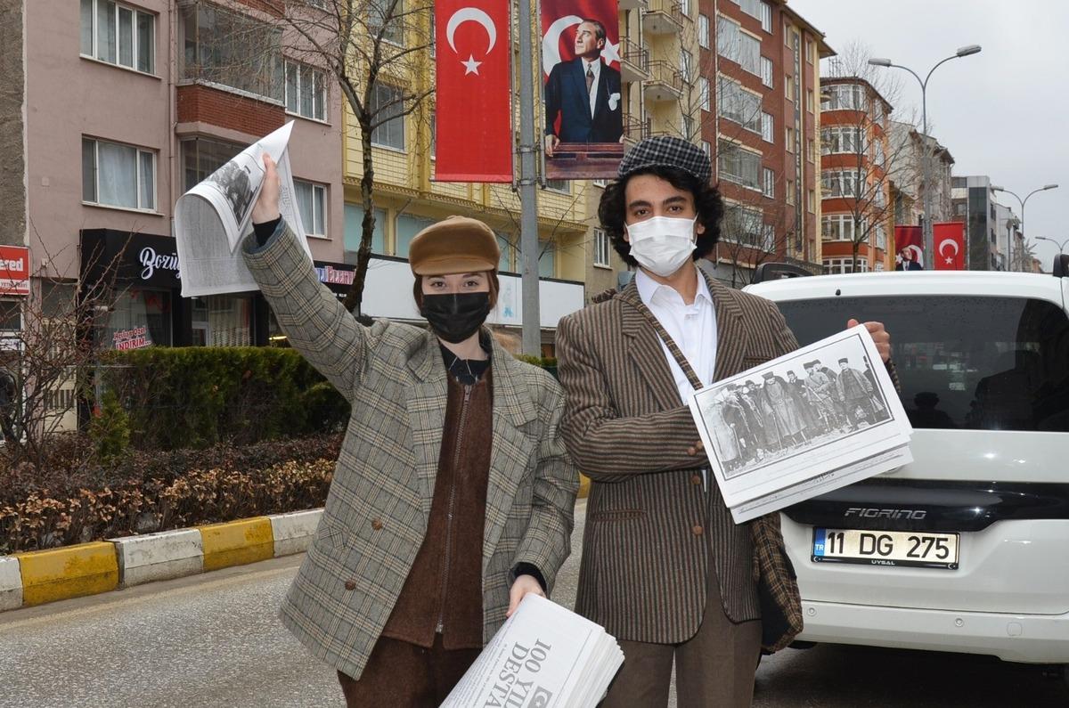 O yıllara &ouml;zg&uuml; giyinip "Yazıyor, yazıyor, 100 yıllık destan yazıyor" diye bağırarak gazete dağıttılar