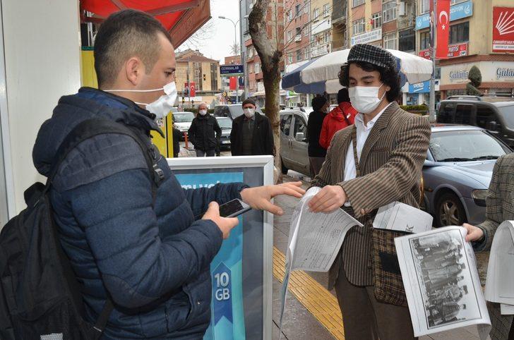 O yıllara özgü giyinip "Yazıyor, yazıyor, 100 yıllık destan yazıyor" diye bağırarak gazete dağıttılar G2