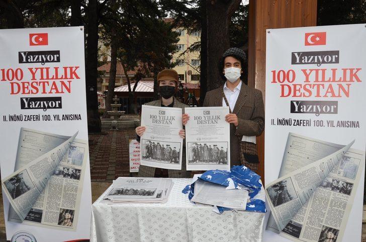 O yıllara özgü giyinip "Yazıyor, yazıyor, 100 yıllık destan yazıyor" diye bağırarak gazete dağıttılar G3