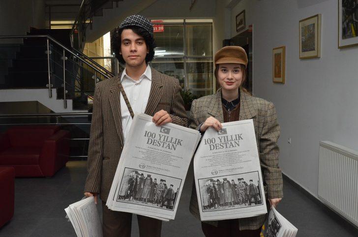 O yıllara özgü giyinip "Yazıyor, yazıyor, 100 yıllık destan yazıyor" diye bağırarak gazete dağıttılar G4