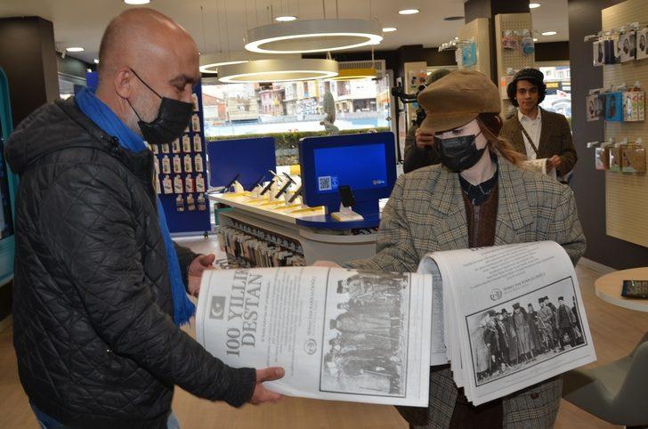 O yıllara özgü giyinip "Yazıyor, yazıyor, 100 yıllık destan yazıyor" diye bağırarak gazete dağıttılar G5