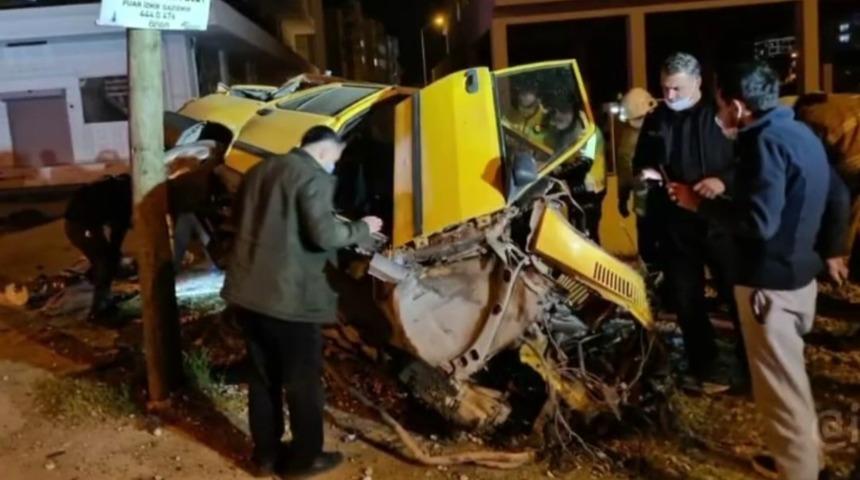 Elektrik direğine &ccedil;arpan s&uuml;r&uuml;c&uuml; hayatını kaybetti