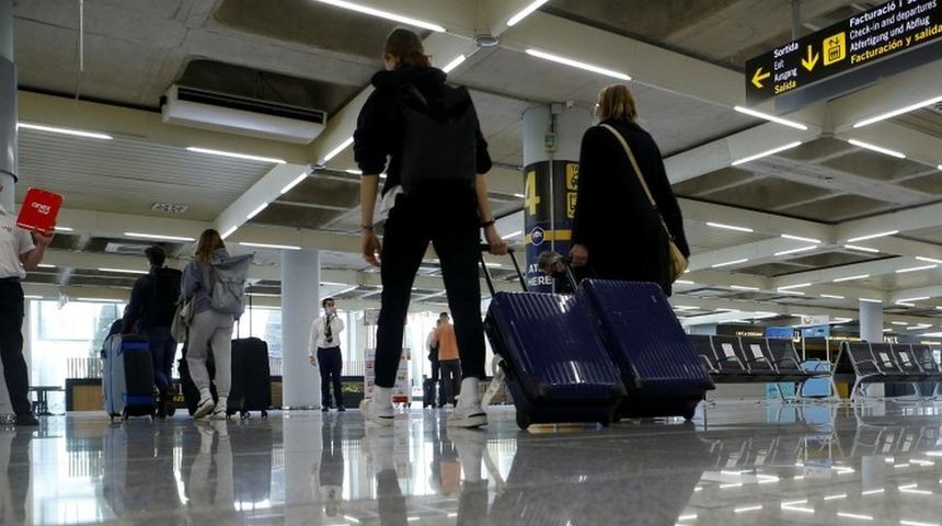 Covid: Times gazetesi, İngiltere h&uuml;k&uuml;metinin uluslararası seyahat i&ccedil;in &uuml;lkeleri &uuml;&ccedil; gruba ayıracağını yazdı