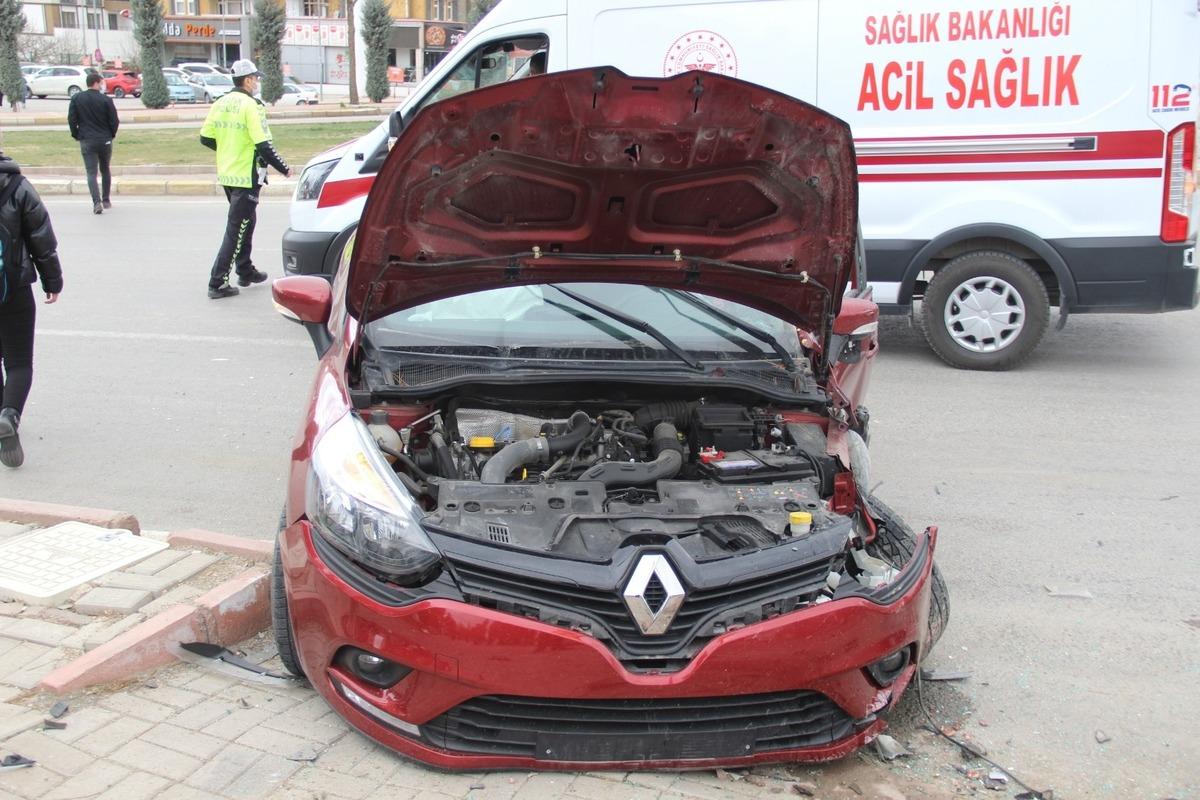 Elazığ&rsquo;da trafik kazası: 3 yaralı