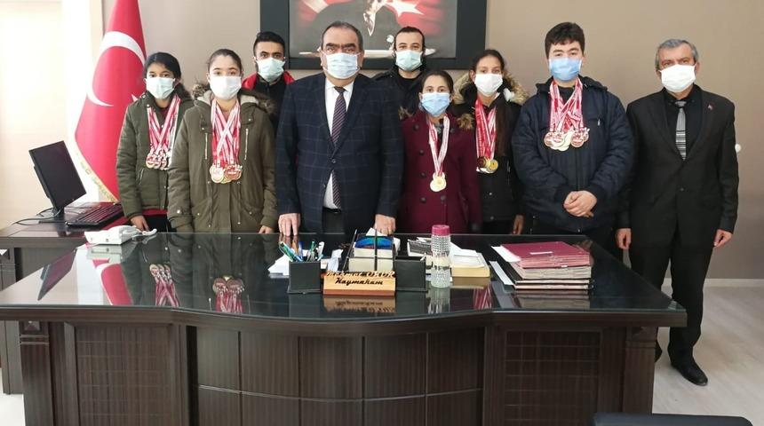 Serinhisarlı gen&ccedil;ler, T&uuml;rkiye Dart Turnuvasına damga vurdu