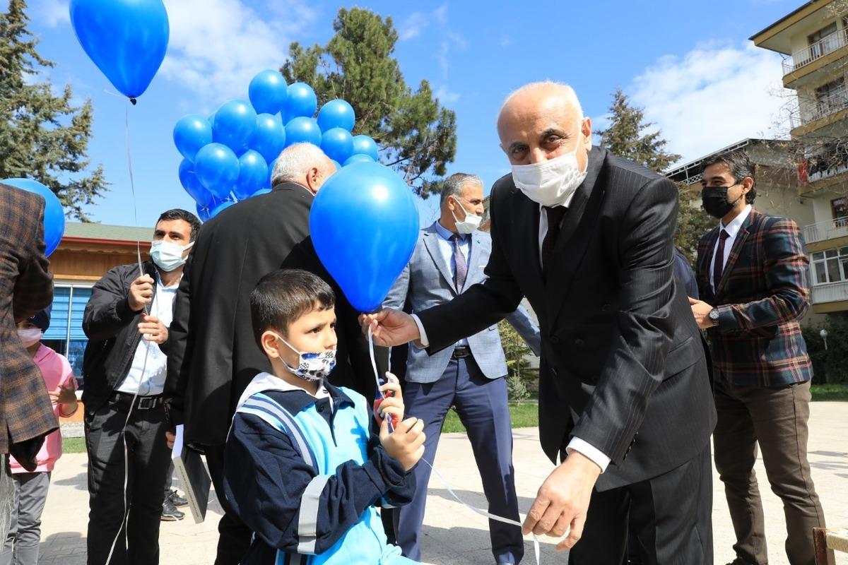 Battalgazi&rsquo;de mavi balonlarla otizm farkındalığı