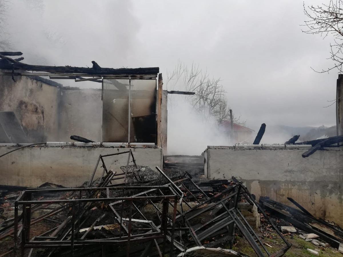 Samsun&rsquo;da 2 katlı ev k&uuml;le d&ouml;nd&uuml;