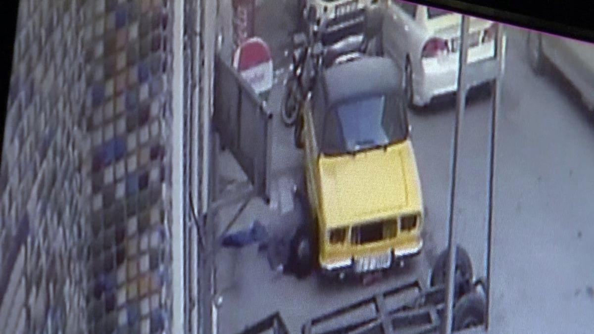 İşten erken geldi, karısı ile bastığı adamı yatak odasına kilitledi
